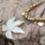 Collier fleur de vanille sculptée en nacre d’Australie sur acier inoxydable plaqué or – Vue de Présentation Zoom