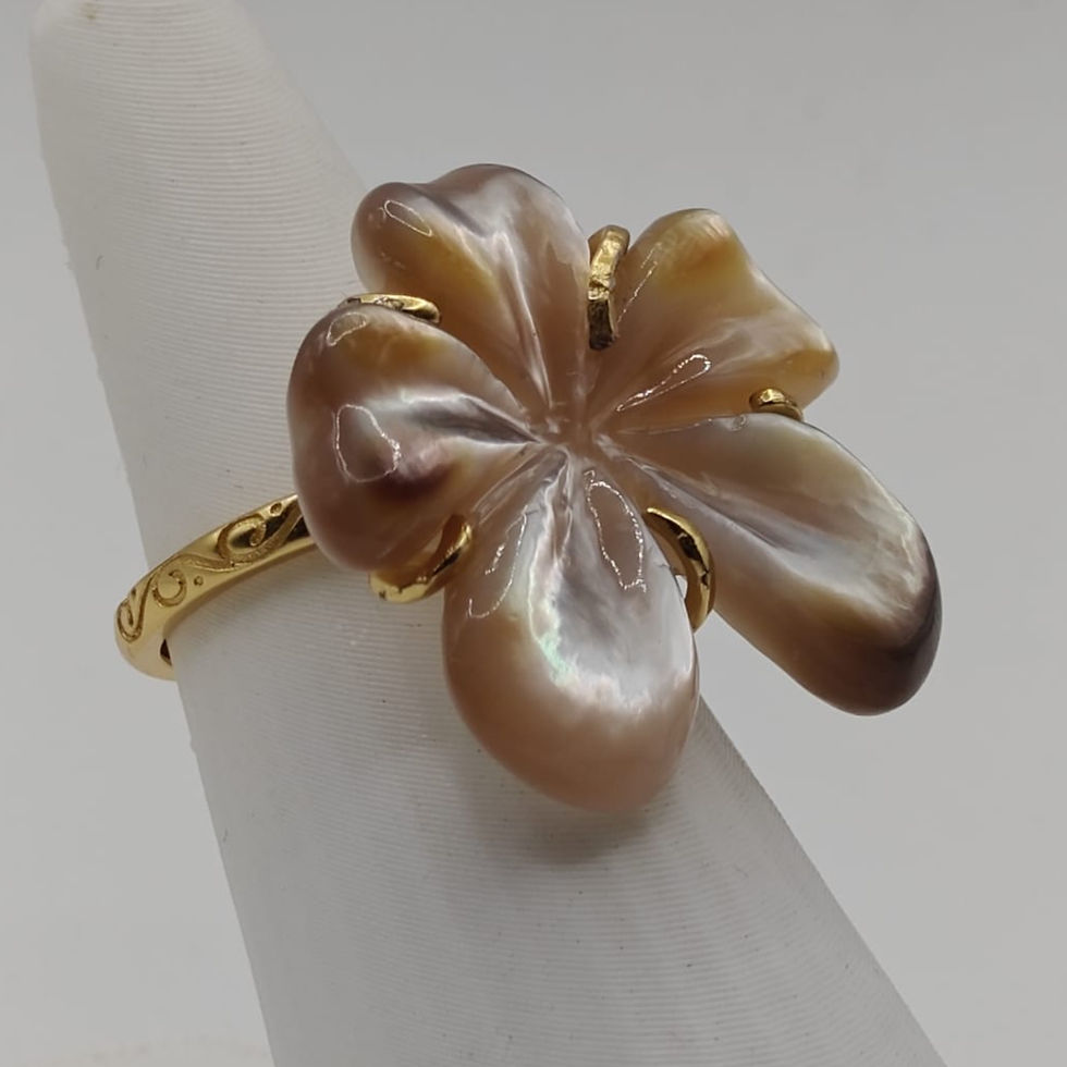 Miniature : Bague réglable en argent plaqué or avec fleur de frangipanier sculptée en nacre de Tahiti or, collection Manava. Vue Zoom