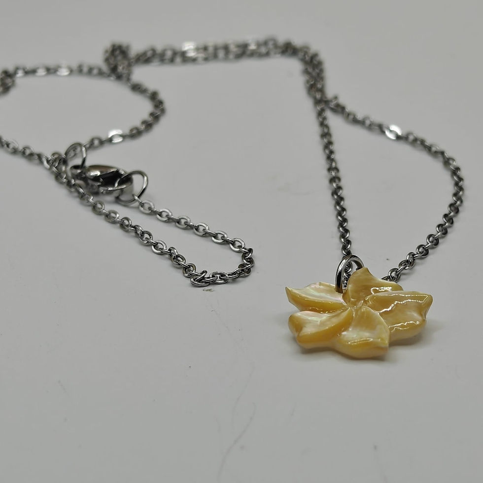Miniature : Pendentif fleur de frangipanier en nacre d’Australie aux reflets dorés sur chaîne acier inoxydable – Vue d'ensemble
