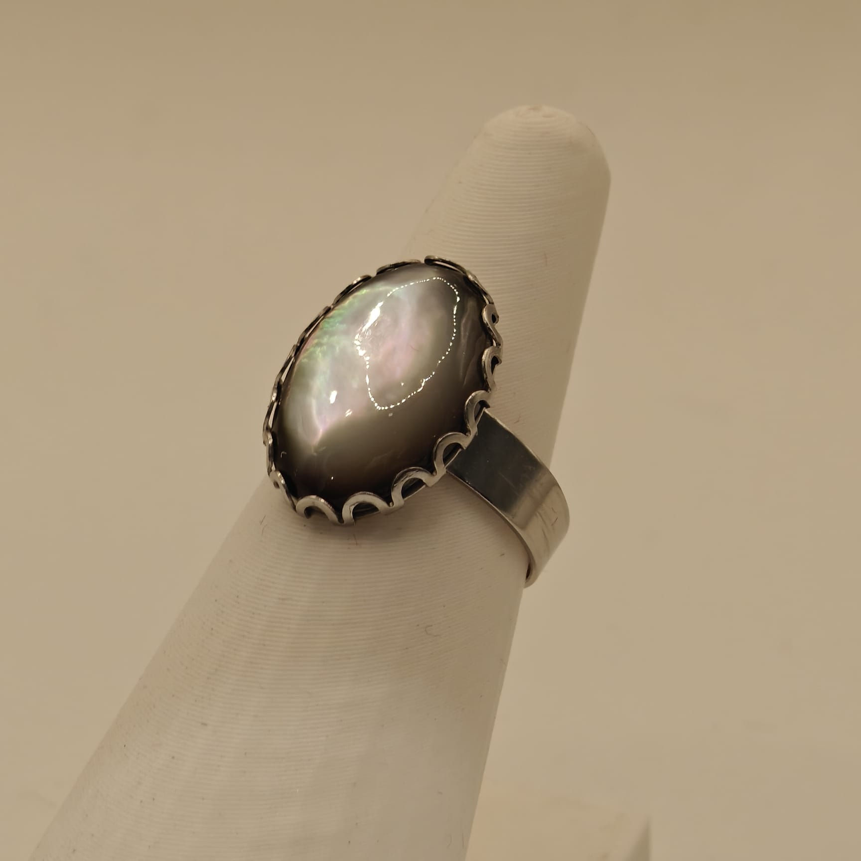 Bague en acier inoxydable et nacre de Tahiti blanche aux reflets verts. Vue coté