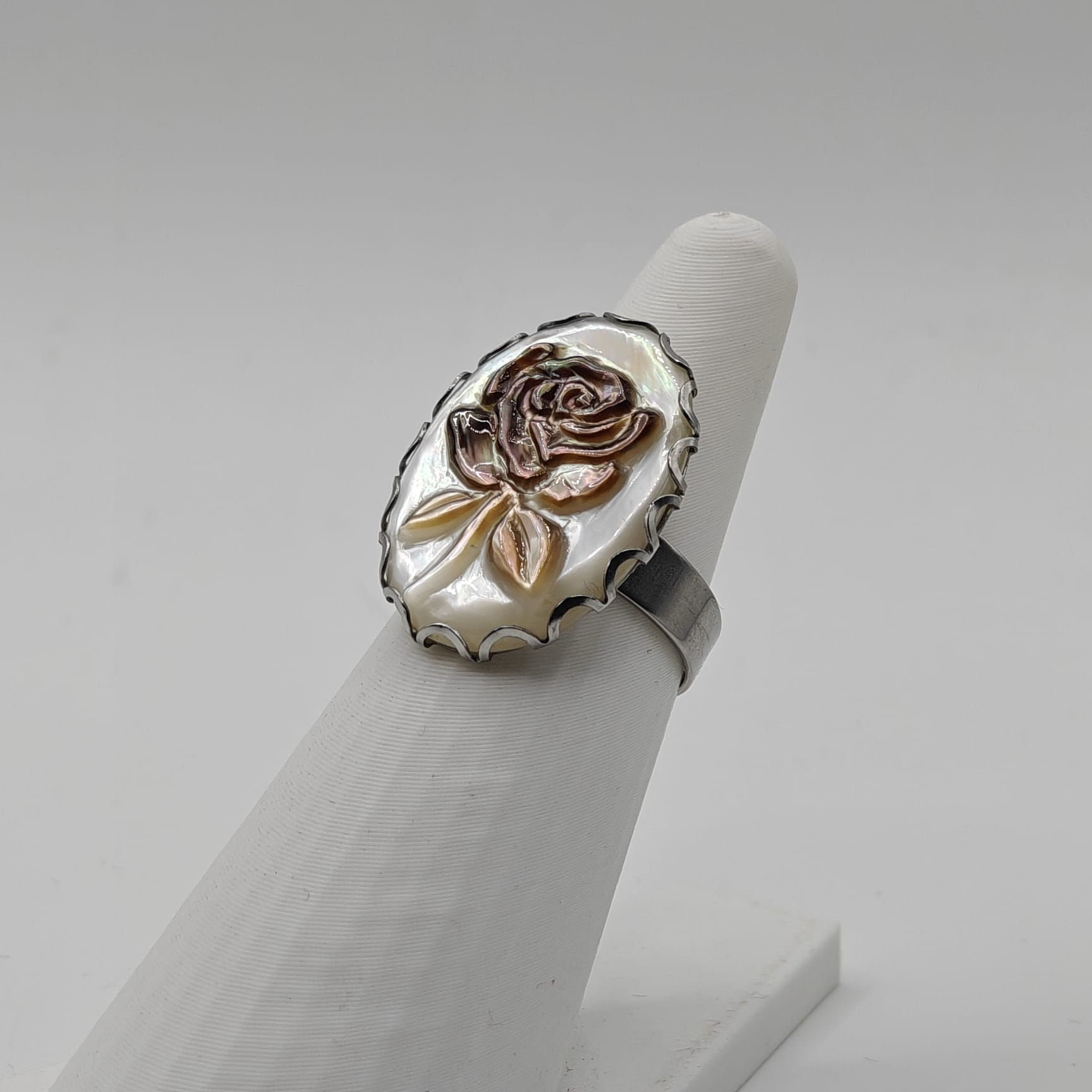 Bague en nacre de Tahiti sculptée en forme de rose, montée sur acier inoxydable réglable. Vue de coté