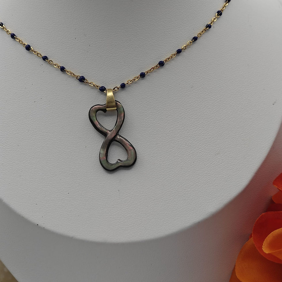 Miniature : Collier infini double cœur en nacre de Tahiti sur chaine dorée - Vue rapprochée