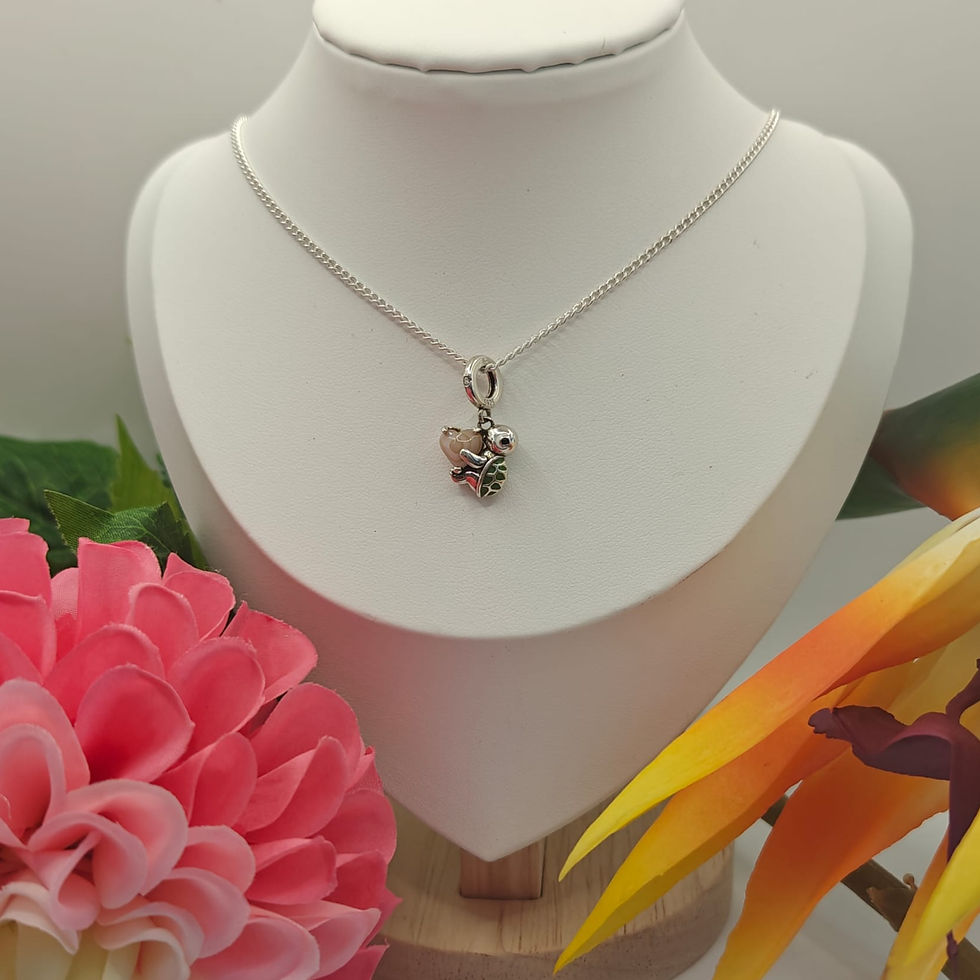 Miniature : Charms tortue argent avec cœur nacre du Vietnam _ Vue présentation sur chaine