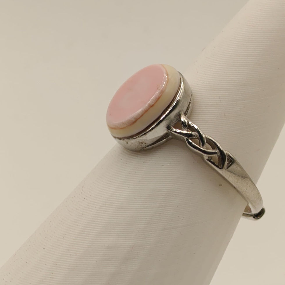 Miniature : Bague ovale en argent rhodié avec nacre rose des Antilles. Vue arrière