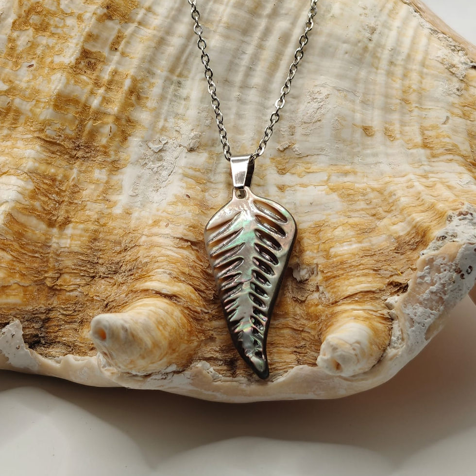 Pendentif feuille de fougère en nacre de Tahiti pour homme. Vue de face