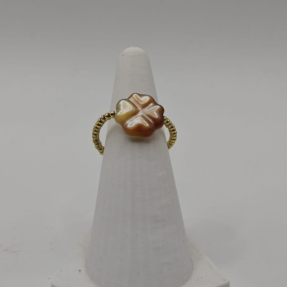 Bague trèfle en nacre de Tahiti marron or et perles de verre dorées. Vue de face
