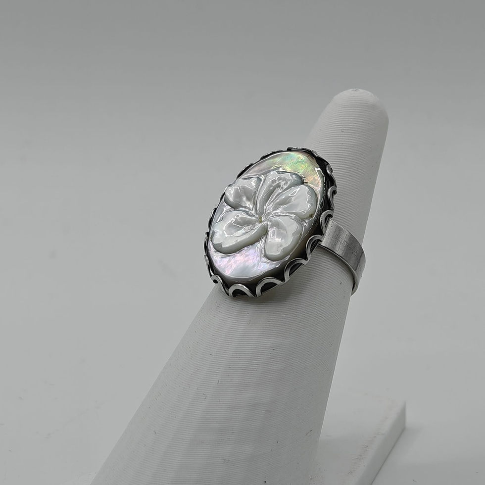 Bague Manava Hibiscus en nacre de Tahiti, fleur sculptée à la main. Vue de coté