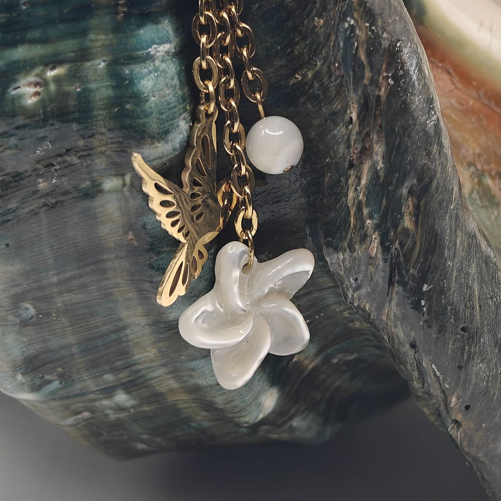 Collier en acier doré avec fleur de frangipanier en nacre de Tahiti et colibri – Collection Manava – Vue Zoom
