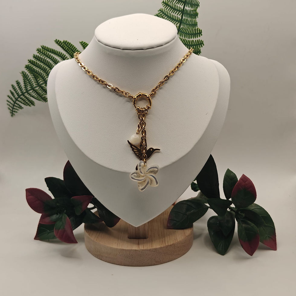 Miniature : Collier en acier doré avec fleur de frangipanier en nacre de Tahiti et colibri – Collection Manava – Vue d'ensemble