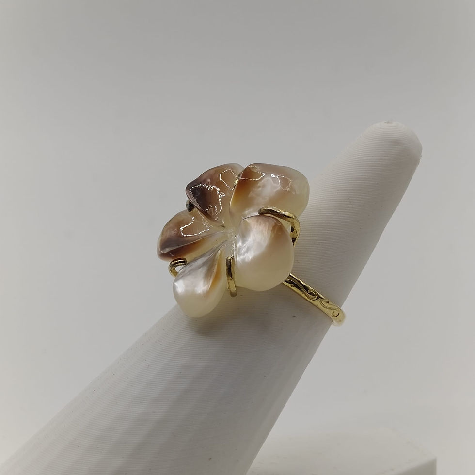 Bague réglable en argent plaqué or avec fleur de frangipanier sculptée en nacre de Tahiti collection Manava. Vue de coté