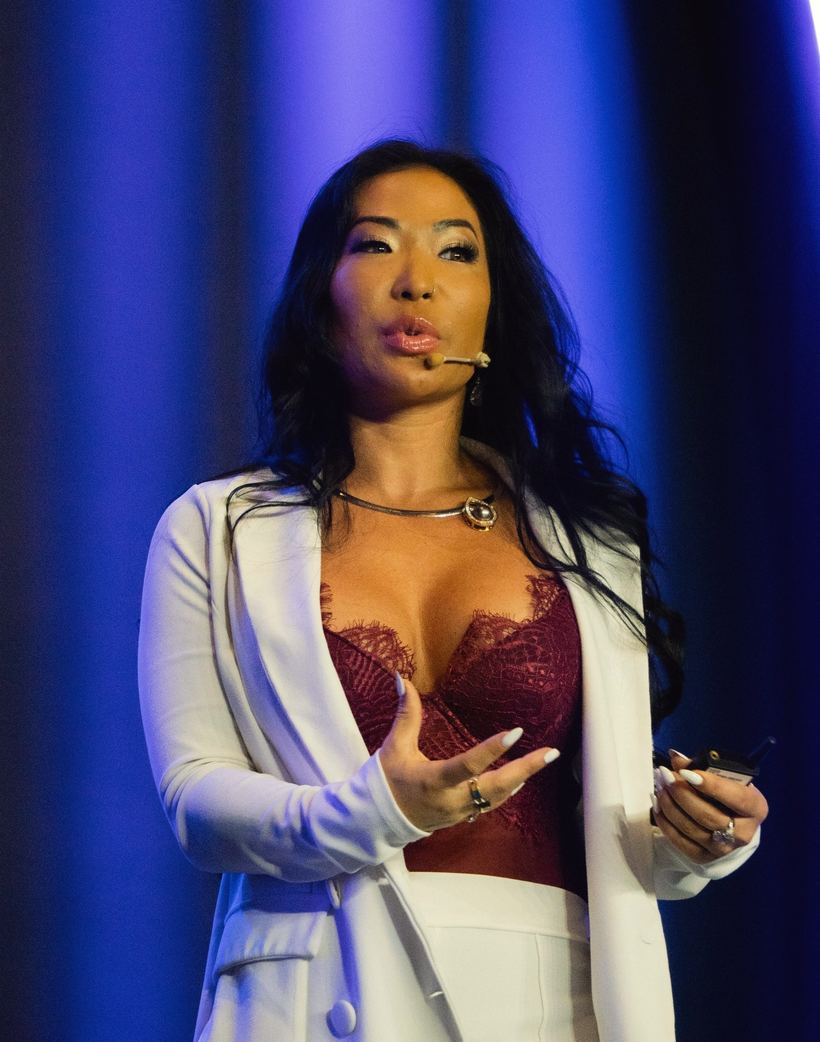 Elisabeth Carson speaking on stage