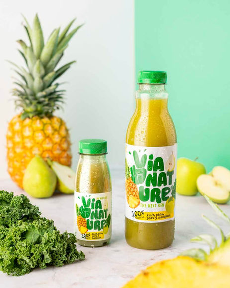 Fotografía de bodegón de producto para la marca de zumos naturales Via Nature, realizada por Anna Viñas.