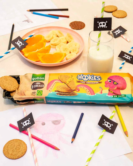 Fotografía de producto lifestyle de Anna Viñas Fotografía, en un momento de merienda con galletas infantiles de temática pirata.