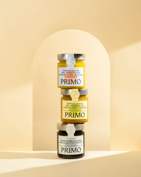 Fotografía de bodegón de producto still life para una marca del sector de la miel con efecto de profundidad creado a partir de un juego de luces. Realizada a través de agencia por Anna Viñas.