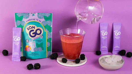 Fotografía de bodegón de producto para la marca Kom Go del producto Kombucha to go de frambuesa negra, realizada por Anna Viñas.