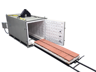 Horno a gas con vagoneta para piezas cerámicas de gran formato.