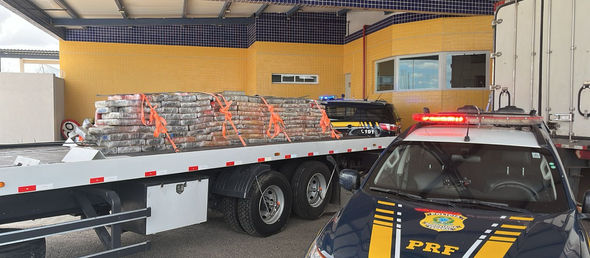 PRF apreende 1,9  tonelada de maconha no teto de caminhão frigorífico em Juazeiro