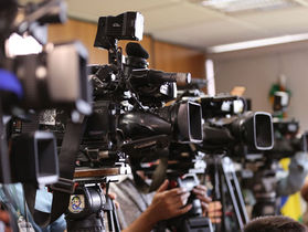 Lula sanciona com vetos lei que simplifica outorga para emissoras de rádio e TV.