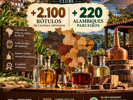 Ilustração do Cachaça Clube destacando mais de 2.100 rótulos de cachaça artesanal e 220 alambiques parceiros, com garrafas, barris de madeira e paisagens brasileiras. Catálogo com cachaças de todas as regiões do Brasil, diferentes tipos de madeiras e curadoria cuidadosa. Entregas em todo o Brasil pelo site cachacaclube.com.br e WhatsApp (32) 99102-1099, com atendimento humano 24 horas por dia.