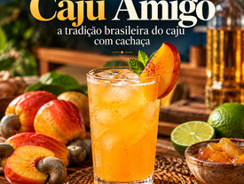 Drinque Caju Amigo preparado com cachaça artesanal, suco de caju, calda de compota e limão, servido com gelo e decorado com caju.