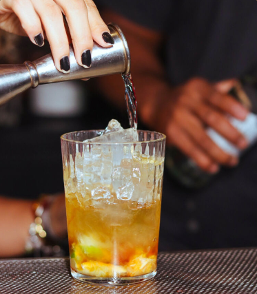 Miniatura: Cachaça Capueira Extra Premium Ouro Freijó 700ml Tradição que nasce na floresta