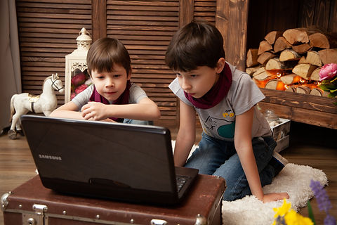 Niños estudiando ingés desde su computadora