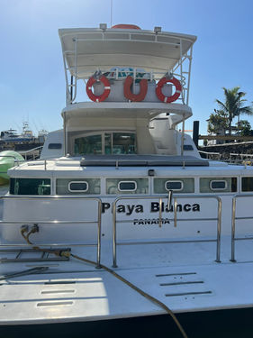Panama boat rental yacht party catamaran on 43ft Lagoon VIP in Panama