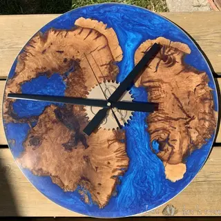 Horloge bois et résine epoxy