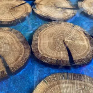 Table basse bois massif et résine epoxy