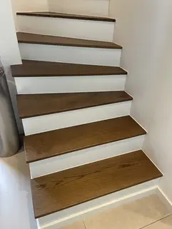 Marche escalier chêne noirci sur beton