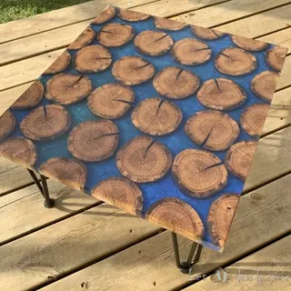 Table basse bois massif et résine epoxy