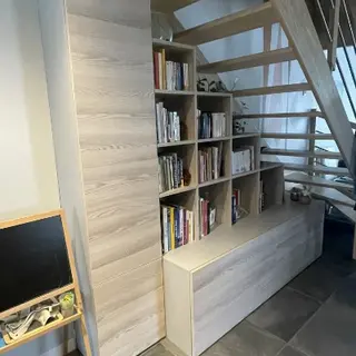 Meuble sous escalier sur mesure bibliotèque