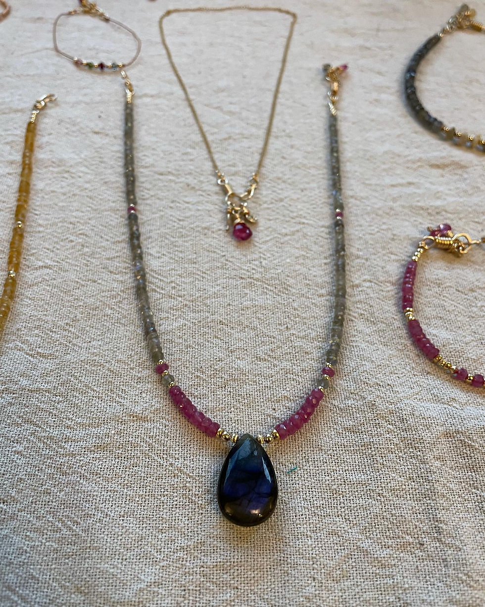 Miniature : Collier Saphirs Roses & Labradorites - GF 14 carats