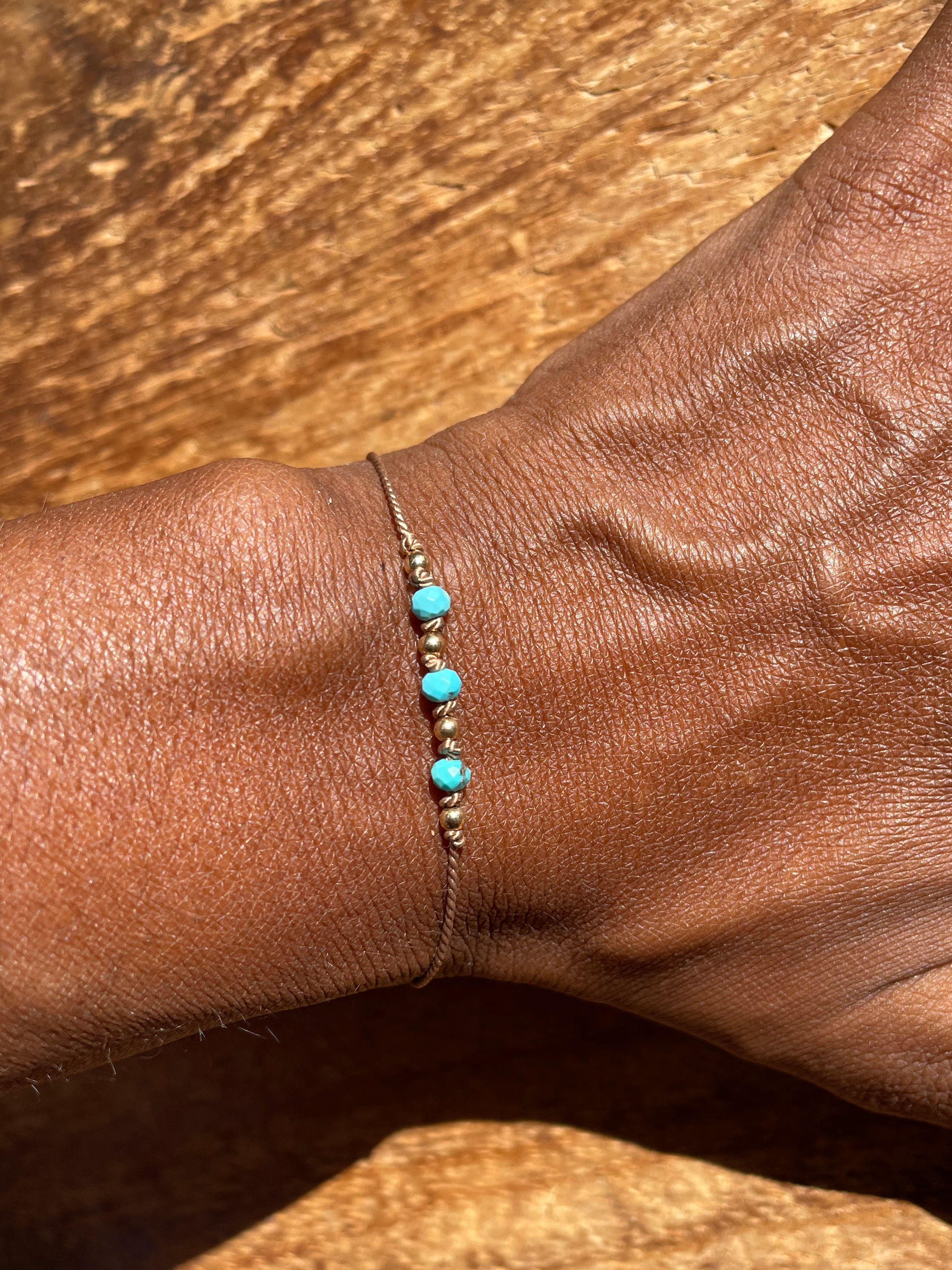 Bracelet Fil de Soie et Turquoises 