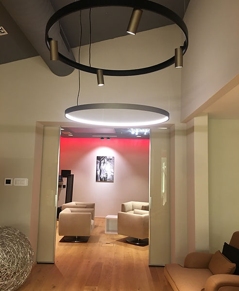 Moderner Schauraum von Belighted in Wien mit Designerleuchten und stimmungsvoller Lichtinszenierung – Beispiel für professionelle Lichtplanung, Beratung und Lichtkonzepte im Wohn- und Objektbereich.