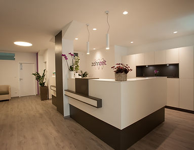 Freundlich beleuchteter Empfangsbereich einer Ordination – funktionale und atmosphärische Lichtplanung von Belighted für Gesundheits- und Praxisräume.