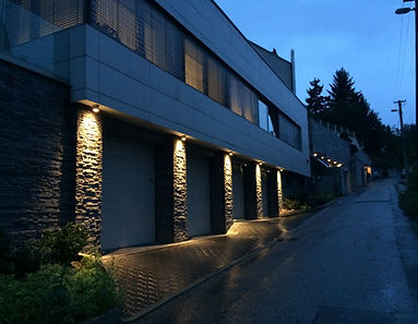 Beleuchtete Fassade mit wetterfesten Wandleuchten – professionelle Außenbeleuchtung von Belighted für Sicherheit und architektonische Akzente.