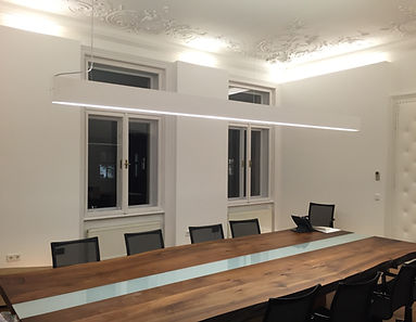 Modernes Büro mit linearer Deckenleuchte – durchdachte Lichtplanung von Belighted für ergonomische und produktive Arbeitsräume in Wien.