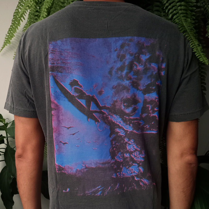 Miniatura: Costas de uma camiseta cinza com estampa da Tábua de Esmeralda.
