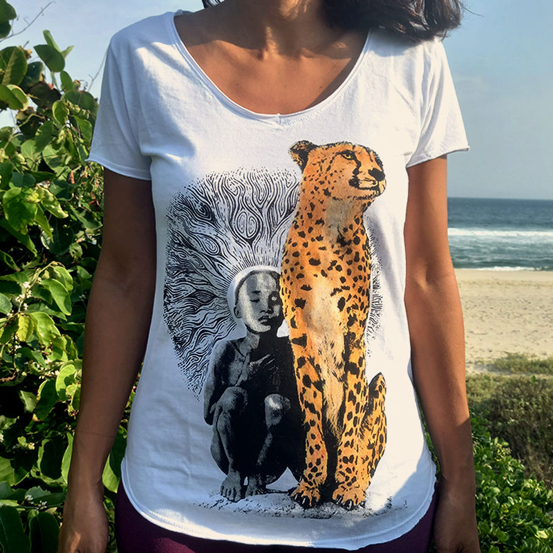 Miniatura: Camiseta branca Tábua de Esmeralda com estampa de guepardo e indígena.