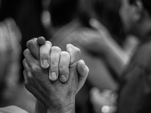 Zwei Hände berühren sich behutsam und symbolisieren Vertrauen, Verständnis und emotionale Verbundenheit. Das Bild steht für Validierung, Mitgefühl und die Bedeutung wertschätzender Beziehungen im zwischenmenschlichen Miteinander.