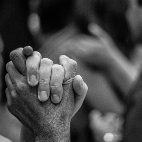 Zwei Hände berühren sich behutsam und symbolisieren Vertrauen, Verständnis und emotionale Verbundenheit. Das Bild steht für Validierung, Mitgefühl und die Bedeutung wertschätzender Beziehungen im zwischenmenschlichen Miteinander.
