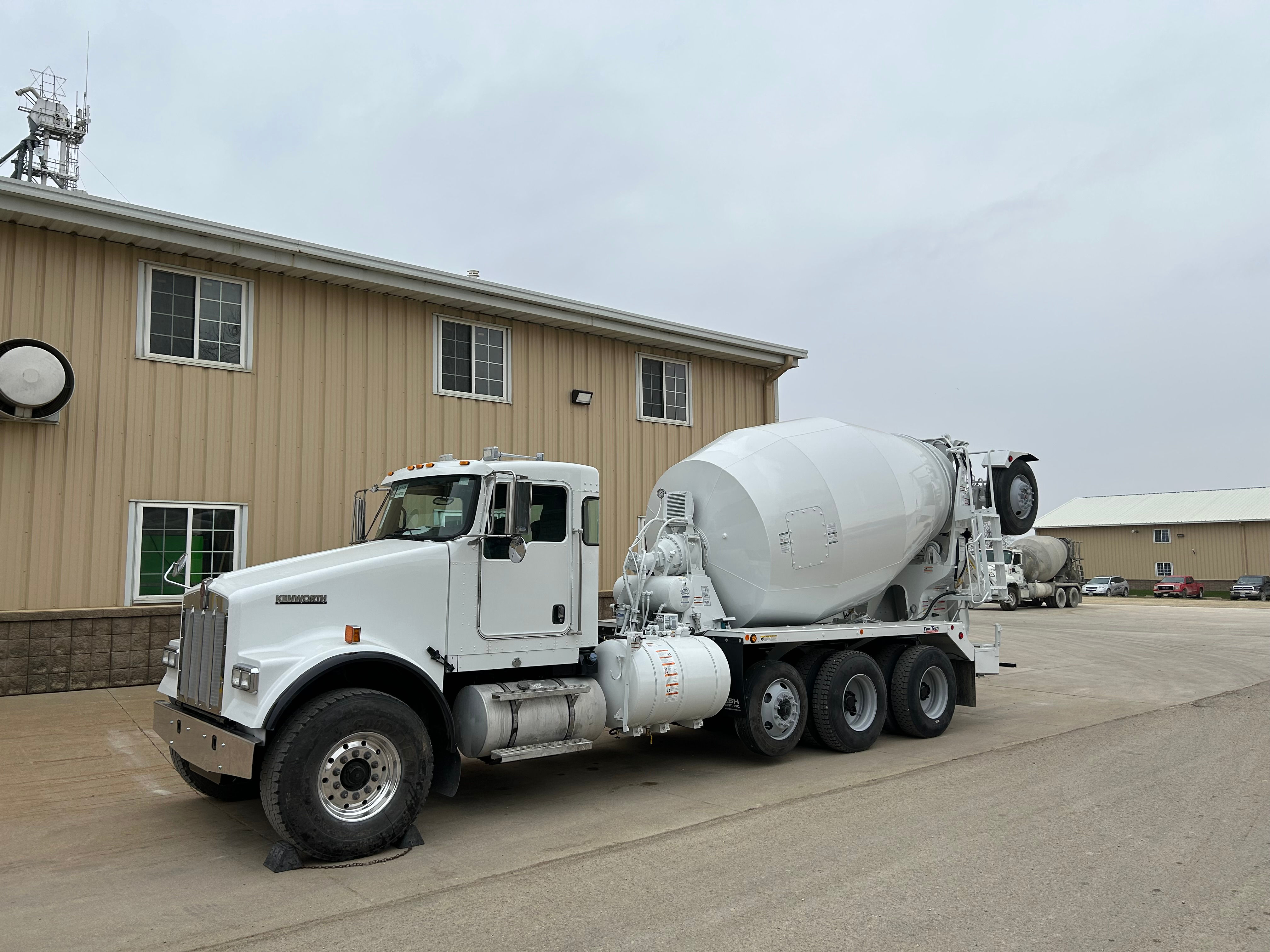 (4) - 2015 Kenworth W900 Mixer Truck with 11 yd Con-Tech Mixer