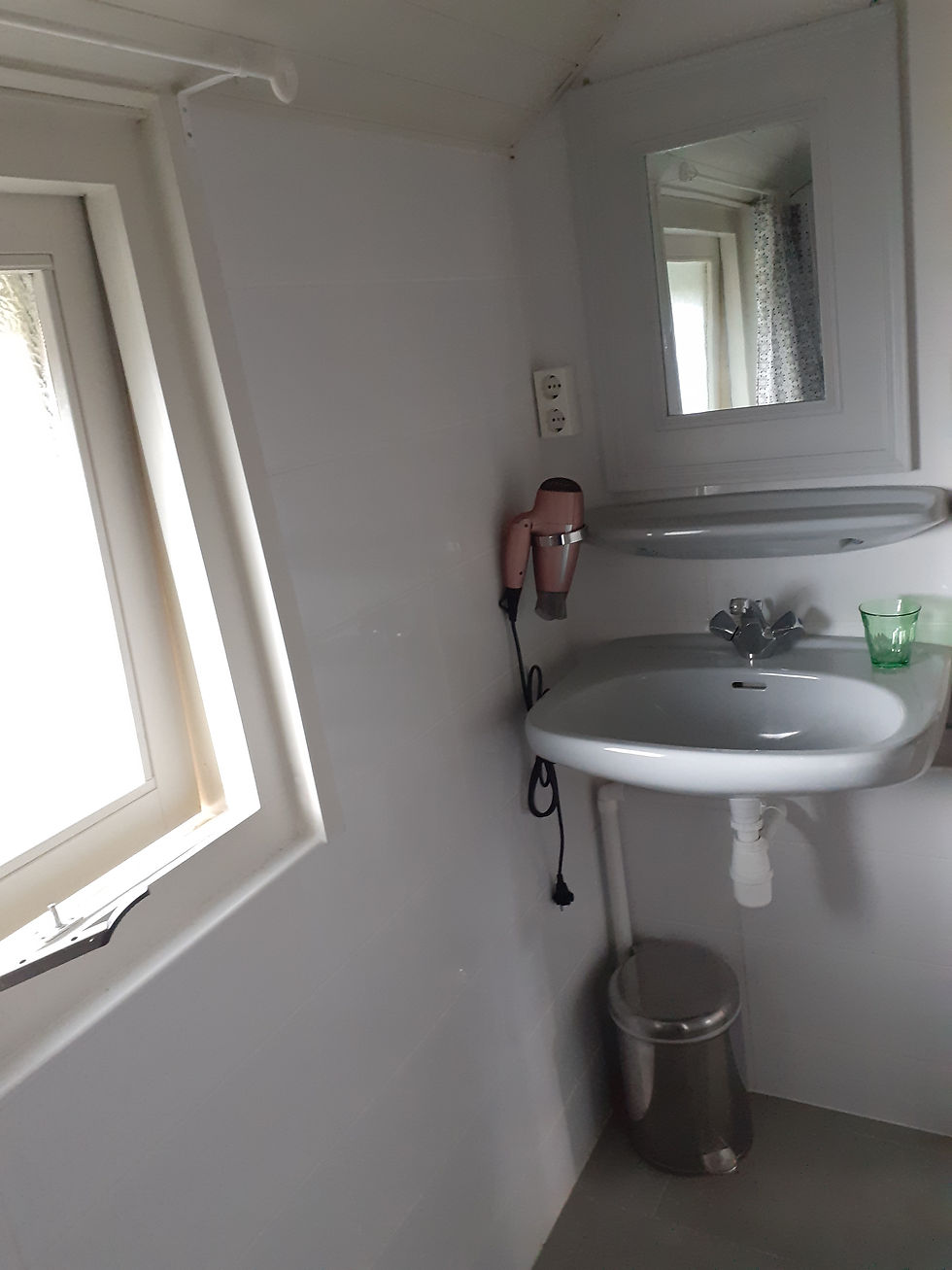 Badkamer met wastafel