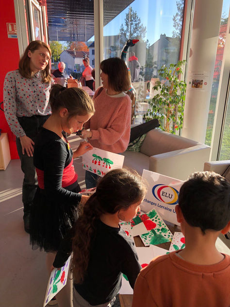 Atelier de peinture Pétrykivka avec les enfants à l’association Agora Metz