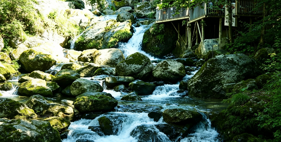 The waterfall of the back mountain of Qingcheng Mountain