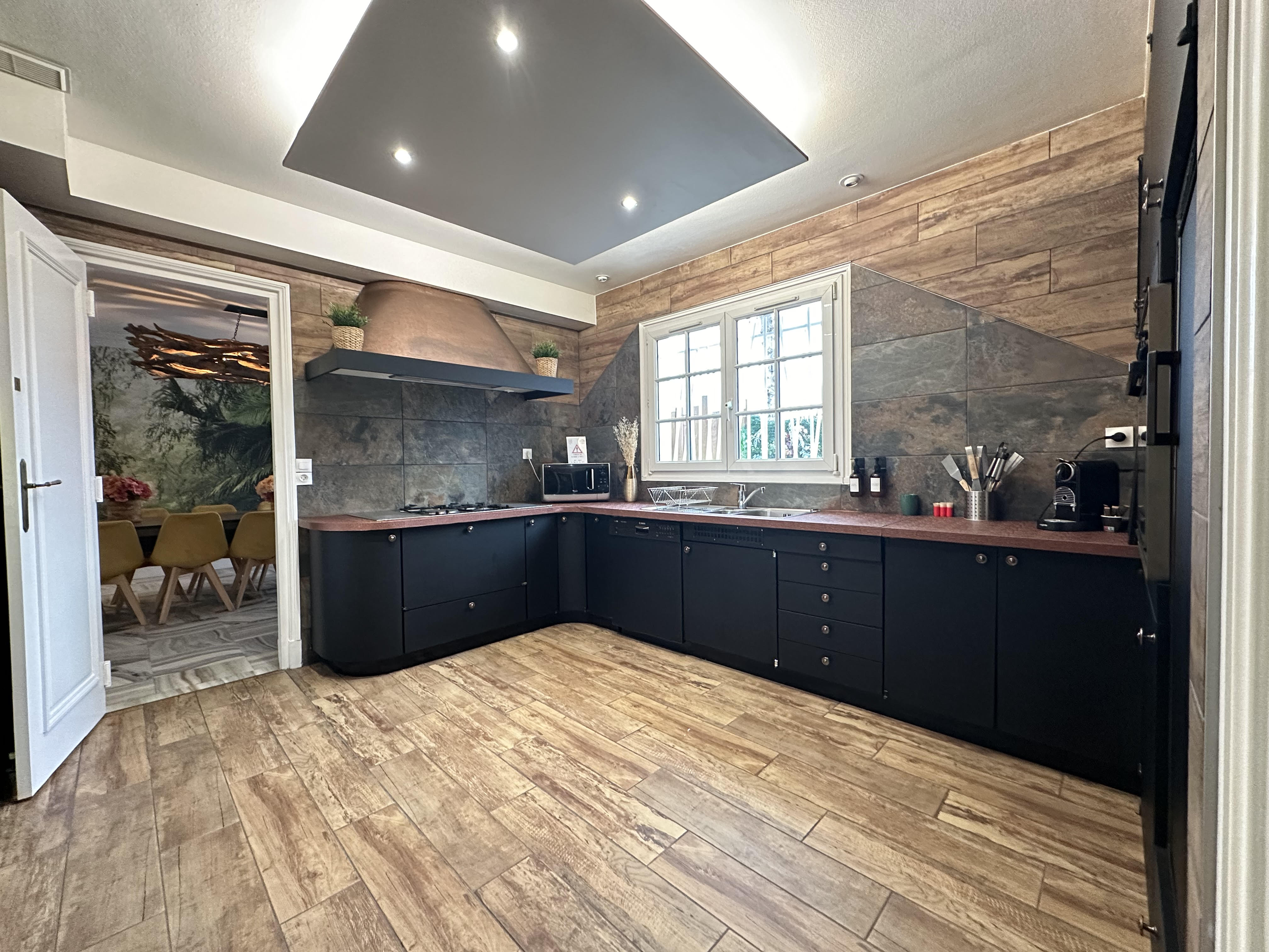 Jardin clôturé de la villa avec brasero