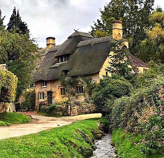 Cotswolds Tour from London, see thatched cottages and pretty Cotswold villages