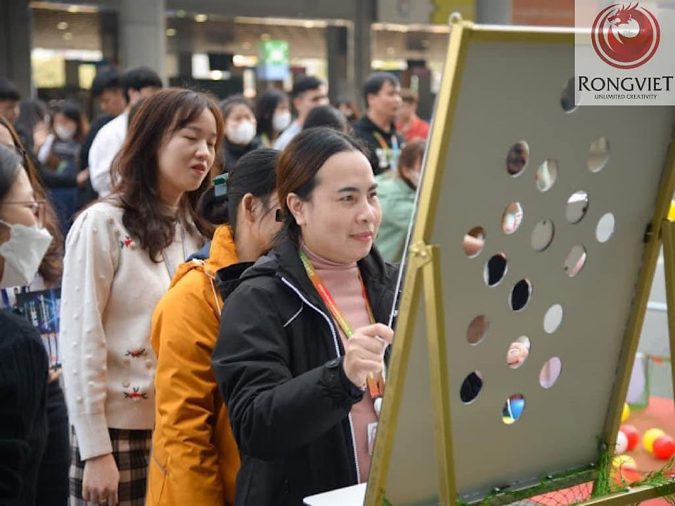 hình ảnh nhân viên tập trung chơi trò chơi