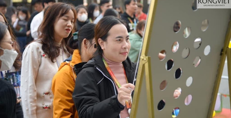 hình ảnh nhân viên tập trung chơi trò chơi